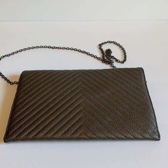 “C” Silver snap front clutch with chain - Picture 3 of 6